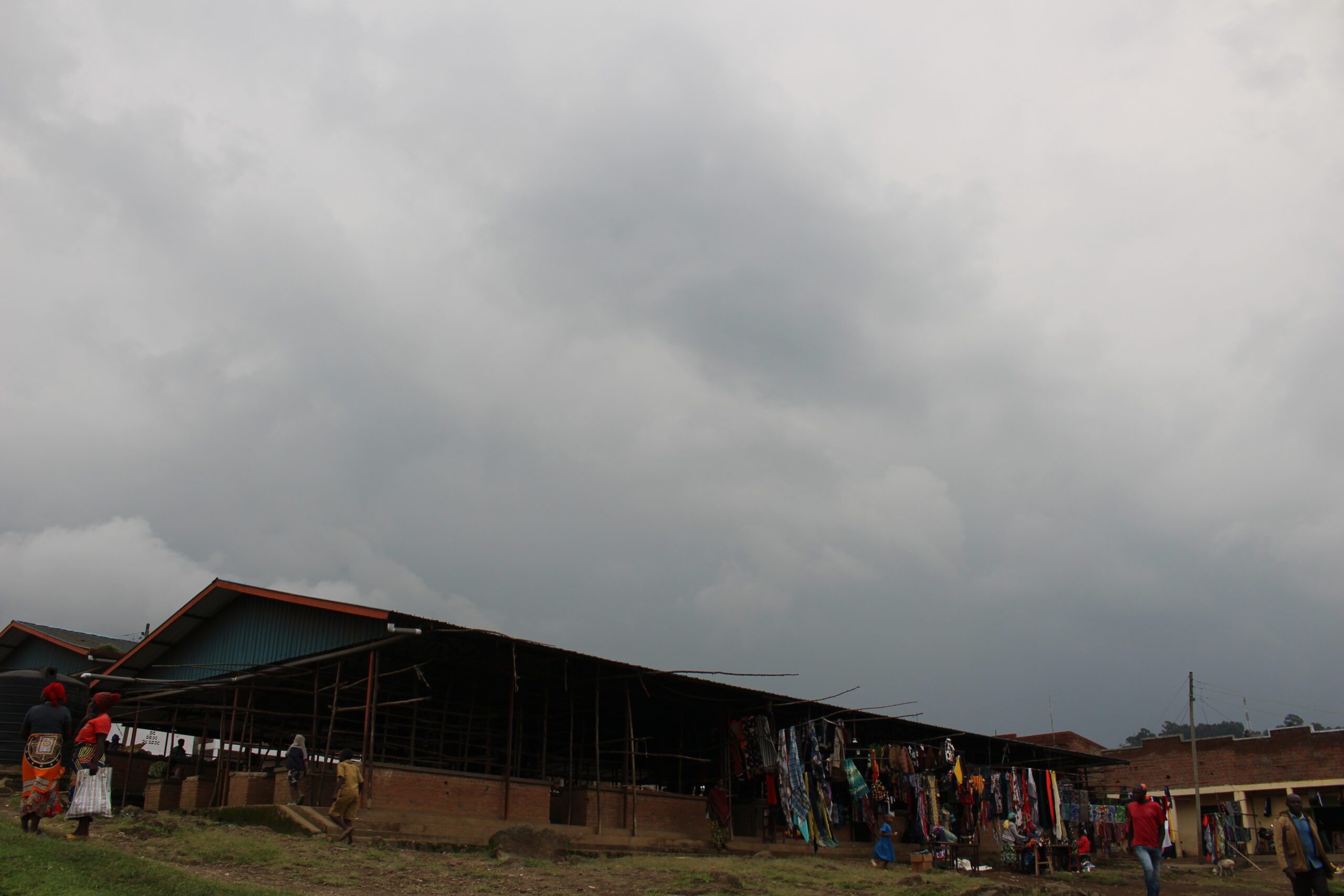 Bamwe mu bagana n'abakorera mu isoko rya Cyanzarwe barataka ibihombo bikabije baterwa no kuba imvura igwa ikabacikiraho (Photo: Koffito)