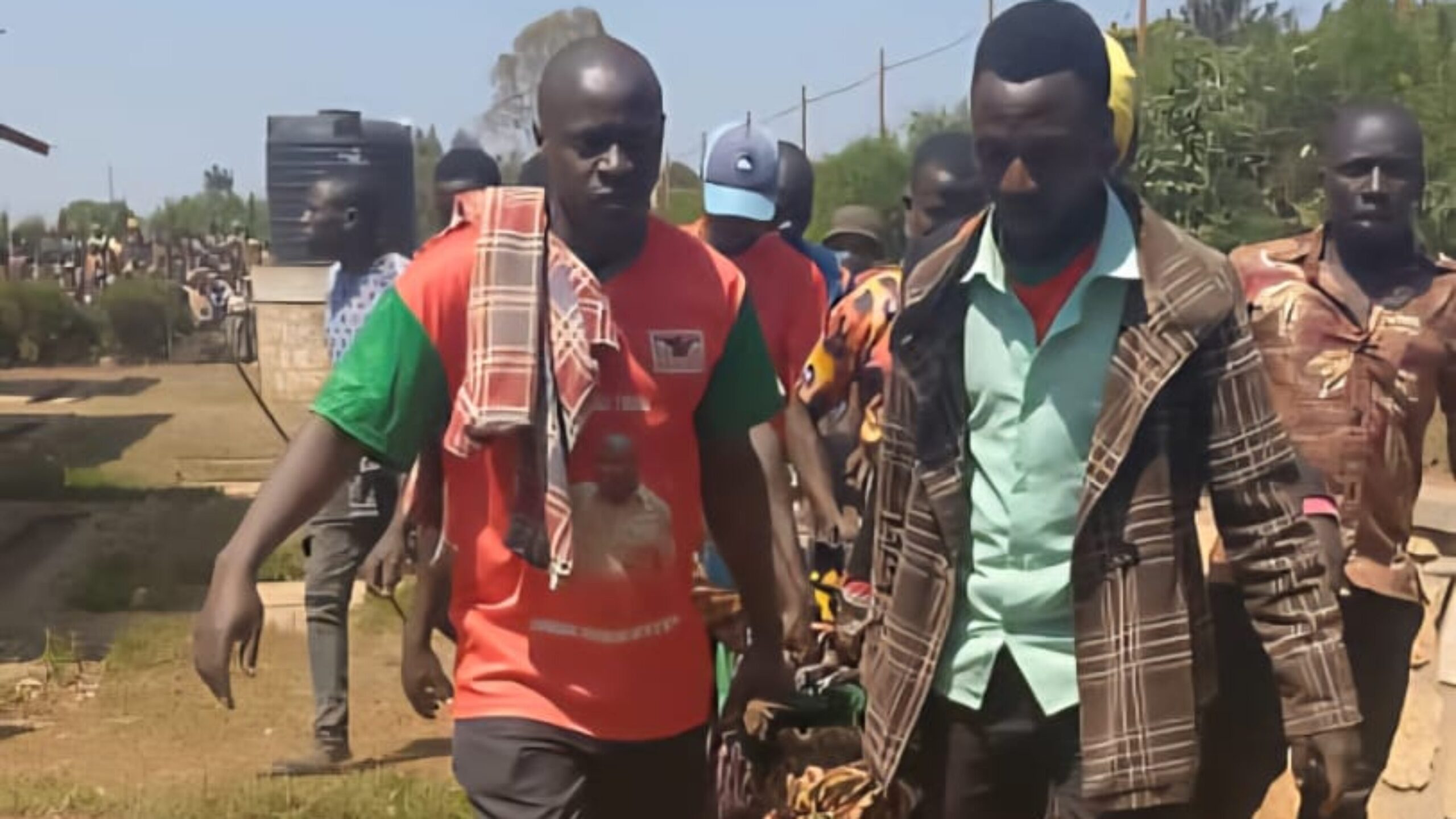 Des-hommes-portent-sur-des-civieres-les-corps-des-deux-femmes-sous-les-yeux-dune-population-sous-le-choc-3800x2138_c