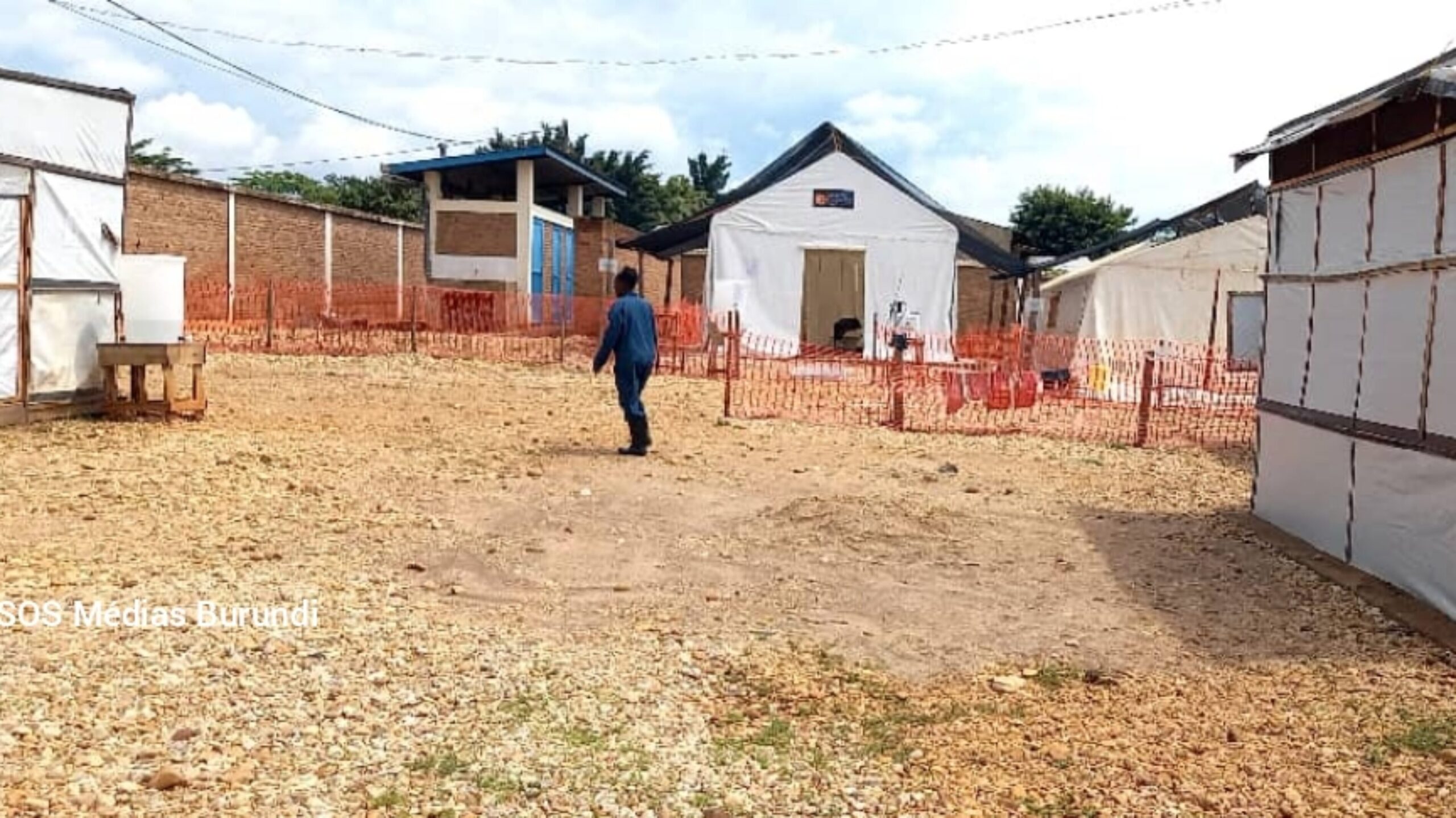 Au-centre-de-traitement-du-cholera-a-Rugombo-un-homme-se-deplace-sous-la-surveillance-des-soignants-dans-une-region-du-nord-ouest-du-Burundi-touchee-par-lepidemie-3800x2138_c